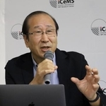 　研究内容について話す北川進・京都大特別教授＝２０２４年９月、京都市左京区