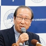 　ノーベル化学賞の受賞が決まり、記者会見で笑顔を見せる京都大の北川進氏＝８日午後８時８分、京都市左京区