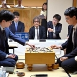 　囲碁の第５０期名人戦７番勝負の第５局を終え、対局を振り返る芝野虎丸十段（左）と一力遼名人＝８日午後、甲府市