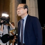 　ノーベル化学賞の受賞が決まり、記者会見場に向かう京都大の北川進氏＝８日午後７時３４分、京都市左京区
