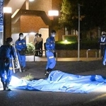 　ブルーシートで覆われた事故現場＝８日午後６時１７分、千葉県八千代市