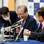 　阿部文科相からの電話を誤って切ってしまい、戸惑う京都大の北川進氏（右から２人目）＝８日午後８時２８分、京都市左京区