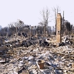 　山火事で焼け落ち、廃虚と化した米ロサンゼルス西部パシフィックパリセーズの高級住宅街＝１月（共同）