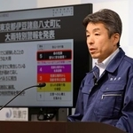 　伊豆諸島に発令された大雨特別警報について記者会見する気象庁の担当者＝９日午前、気象庁