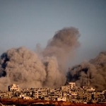 　ガザ北部で立ち上る煙＝８日、イスラエル南部から撮影（ＡＰ＝共同）