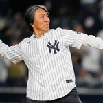 　ヤンキースとブルージェイズの地区シリーズ第４戦の始球式を行う松井秀喜さん＝ニューヨーク（ＡＰ＝共同）