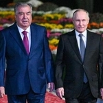 　８日、タジキスタンの首都ドゥシャンベの空港でロシアのプーチン大統領（右）を出迎えたラフモン大統領（タス＝共同）