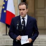 　８日、野党指導者らとの交渉に関し声明を読み上げるフランスのルコルニュ前首相＝パリ（ロイター＝共同）