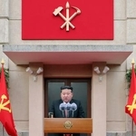 　平壌の党創建事績館で演説する北朝鮮の金正恩朝鮮労働党総書記＝８日（朝鮮中央通信＝共同）