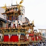 　「秋の高山祭」が始まり、並べられたきらびやかな屋台＝９日午前、岐阜県高山市