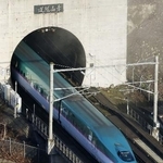 　青函トンネルに入る北海道新幹線＝２０１６年、青森県今別町