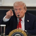 　極左運動「アンティファ」に関する会議で発言するトランプ米大統領＝８日、ワシントン（ＡＰ＝共同）