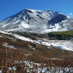 　初冠雪が観測された北海道の大雪山系旭岳＝９日午前（大雪山旭岳ロープウェイ提供）
