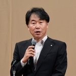 　マスコミ倫理懇談会の第６７回全国大会であいさつする福井新聞の吉田真士社長＝９日午前、福井市