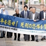 　国家賠償請求訴訟の提訴のため、静岡地裁に向かう袴田巌さんの弁護士ら＝９日午後