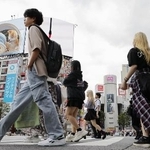 　東京・渋谷の交差点を行き交う人たち＝９月