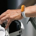 　血圧を常時測定できる手首装着型の小型機器＝８月、大阪市此花区の夢洲