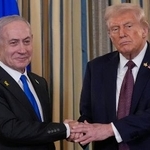 　９月２９日、共同記者発表後、握手を交わすイスラエルのネタニヤフ首相（左）とトランプ米大統領＝ワシントンのホワイトハウス（ＡＰ＝共同）