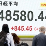 　４万８５８０円４４銭となった日経平均株価の終値を示すモニター＝９日午後、東京都中央区