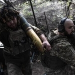 　ウクライナ東部ドネツク州で、砲弾を運ぶウクライナ兵士＝９月（ゲッティ＝共同）