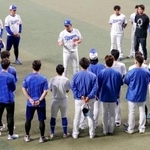 　選手らに訓示する中日・井上監督（中央）＝バンテリンドーム