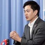 　インタビューに応じる大阪府の吉村洋文知事＝９日午後、大阪市中央区