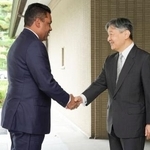 　ハイチのサンシル暫定大統領評議会議長を出迎えられる天皇陛下＝９日午前、皇居・御所（代表撮影）