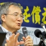 　袴田巌さんの国家賠償請求訴訟の提訴後、記者会見する小川秀世弁護団長＝９日午後、静岡市