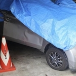 　５人が死亡する横転事故を起こした軽乗用車。衝撃でドアが破損していた＝３日、三重県警名張署