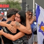 　９日、イスラエル中部テルアビブで、和平計画の「第１段階」合意の報道に抱き合って涙を流す女性（共同）