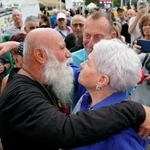 　９日、イスラエル中部テルアビブで喜ぶ、息子がハマスに拘束されたダニ・ミランさん（左）（共同）