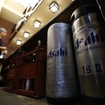 　飲食店に置かれたアサヒビールのたる＝３日、東京都台東区