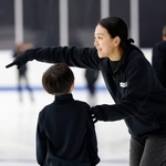 　「ＭＡＯ　ＲＩＮＫ」で子どもを指導する浅田真央さん＝９日午後、東京都立川市