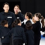 　「ＭＡＯ　ＲＩＮＫ」で子どもたちを指導する浅田真央さん（左端）＝９日午後、東京都立川市