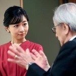 　「松下真々庵」を訪れ、人間国宝の森口邦彦さんの説明を聞かれる佳子さま＝９日午後、京都市左京区（代表撮影）