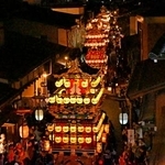 　秋の高山祭の「宵祭」で、ちょうちんをともして進む伝統的な屋台＝９日夜、岐阜県高山市