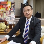 　インタビューに応じる石川県の馳浩知事