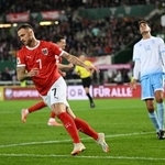 　得点を喜ぶオーストリアの選手（左）＝９日（ロイター＝共同）