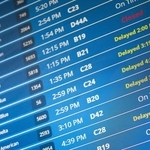 　旅客便の遅延が目立つ米空港の掲示板＝８日、ワシントン近郊（ロイター＝共同）