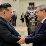 　訪朝した中国の李強首相（右）と握手する北朝鮮の金正恩朝鮮労働党総書記＝９日（朝鮮中央通信＝共同）
