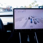 　高度運転支援システム「ＦＳＤ」を搭載したテスラ車＝２０２３年１０月、米カリフォルニア州（ロイター＝共同）