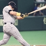 　１９９７年５月１０日の巨人戦で、自打球を右足甲に当てた阪神時代のグリーンウェルさん＝東京ドーム