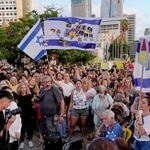 　イスラエル中部テルアビブで、パレスチナ自治区ガザの和平計画の「第１段階」合意が報じられ、喜ぶ人たち＝９日（共同）