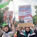 　体操の世界選手権へのイスラエル代表の参加に反対する人々＝７日、ジャカルタ（共同）