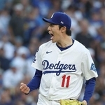 　フィリーズ戦の９回、リアルミュートを三振に仕留め、雄たけびを上げるドジャース・佐々木＝ロサンゼルス（ロサンゼルス・タイムズ提供・ゲッティ＝共同）