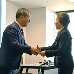 　ＪＯＣの橋本聖子会長（右）にあいさつに訪れたスポーツ庁の河合純一長官＝１０日、東京都新宿区