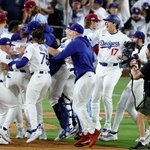 　米大リーグ、フィリーズを破ってリーグ優勝決定シリーズ進出を決め、大喜びの大谷翔平（１７）らドジャースの選手たち＝９日、ロサンゼルス（共同）