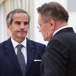 　ロシア国営原子力企業ロスアトムのリハチョフ総裁（右）と話すＩＡＥＡのグロッシ事務局長＝９月２５日、モスクワ（ＡＰ＝共同）