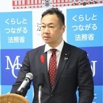 　記者会見する鈴木法相＝１０日午前、法務省