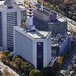 　警視庁（手前）＝東京都千代田区